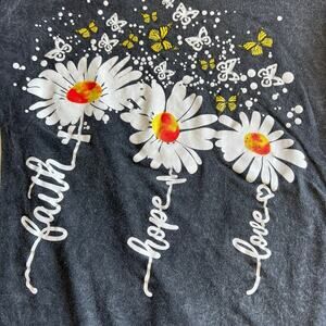 ON FIRE Women’s M, T-shirt cotton floral with words “ faith, love, hope”